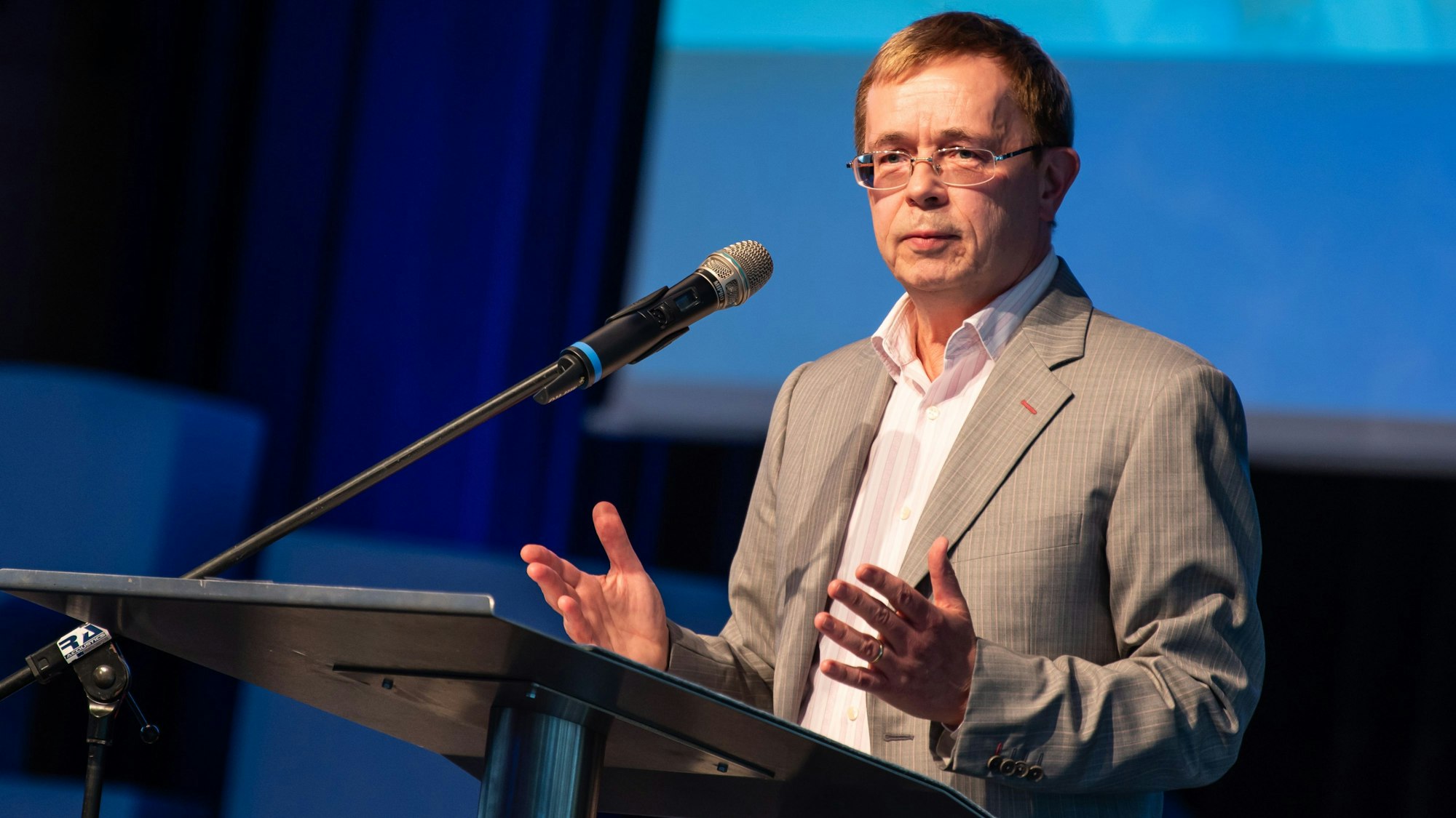 Hans Neuhoff spricht bei einer AfD-Veranstaltung.