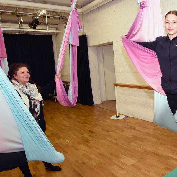 Die Jugendkunstschule Kunstbahnhof in Wipperfürth zeigt sich mit den verschiedenen Workshops in den Werkstätten.