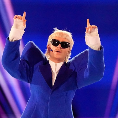 Der Sänger für die Niederlande, Joost Klein, auf der Bühne.