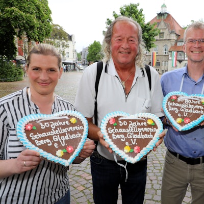 Heike Hiebert vom städtischen Ordnungsamt, Schaustellervereinsgeschäftsführer Burkhardt Unrau, Bürgermeister Frank Stein und Ordnungsamtsleiterin Ute Unrau halten Lebkuchenherzen in den Händen mit der Aufschrift „30 Jahre Schaustellerverein Berg. Gladbach e.V.“.