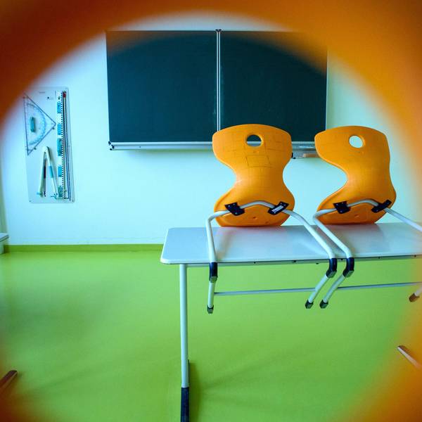 Stühle stehen in einem leeren Klassenzimmer auf einem Tisch. In Würselen bei Aachen hatte die Kleiderwahl eines Lehrers nun Konsequenzen. (Symbolbild)