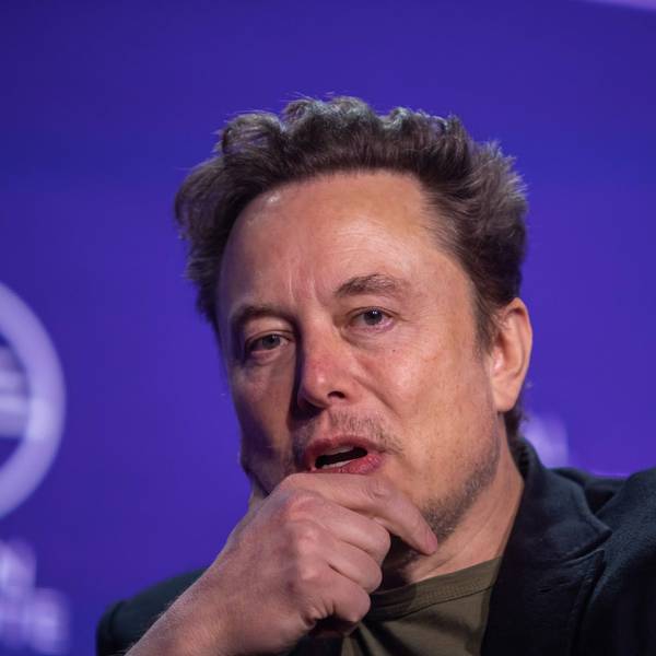 Elon Musk schaut nachdenklich im Gespräch.