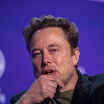 Elon Musk schaut nachdenklich im Gespräch.