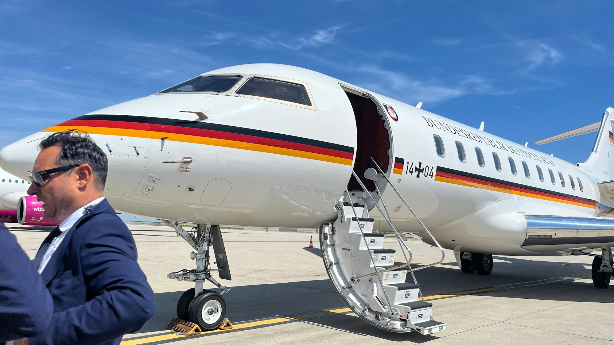 Ein Regierungsflugzeug des Typs Global 5000 des kanadischen Flugzeugherstellers Bombardier steht auf einer Parkposition des Flughafens in Venedig.