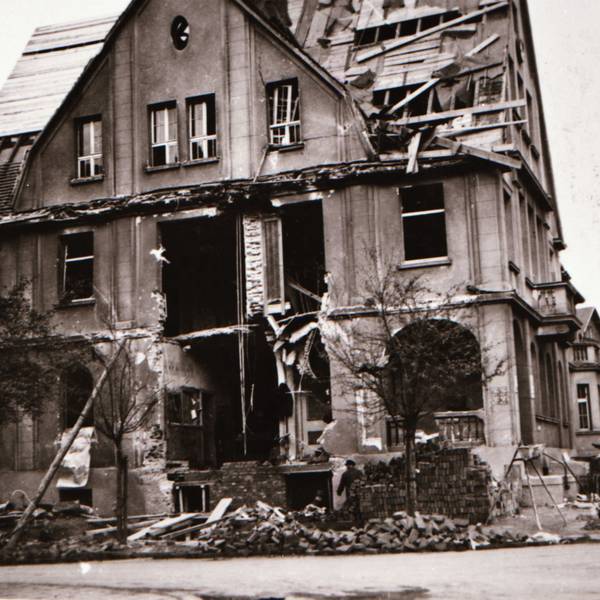 Das Bild zeigt das alte, von Bomben beschädigte, Rathaus in Wesseling.