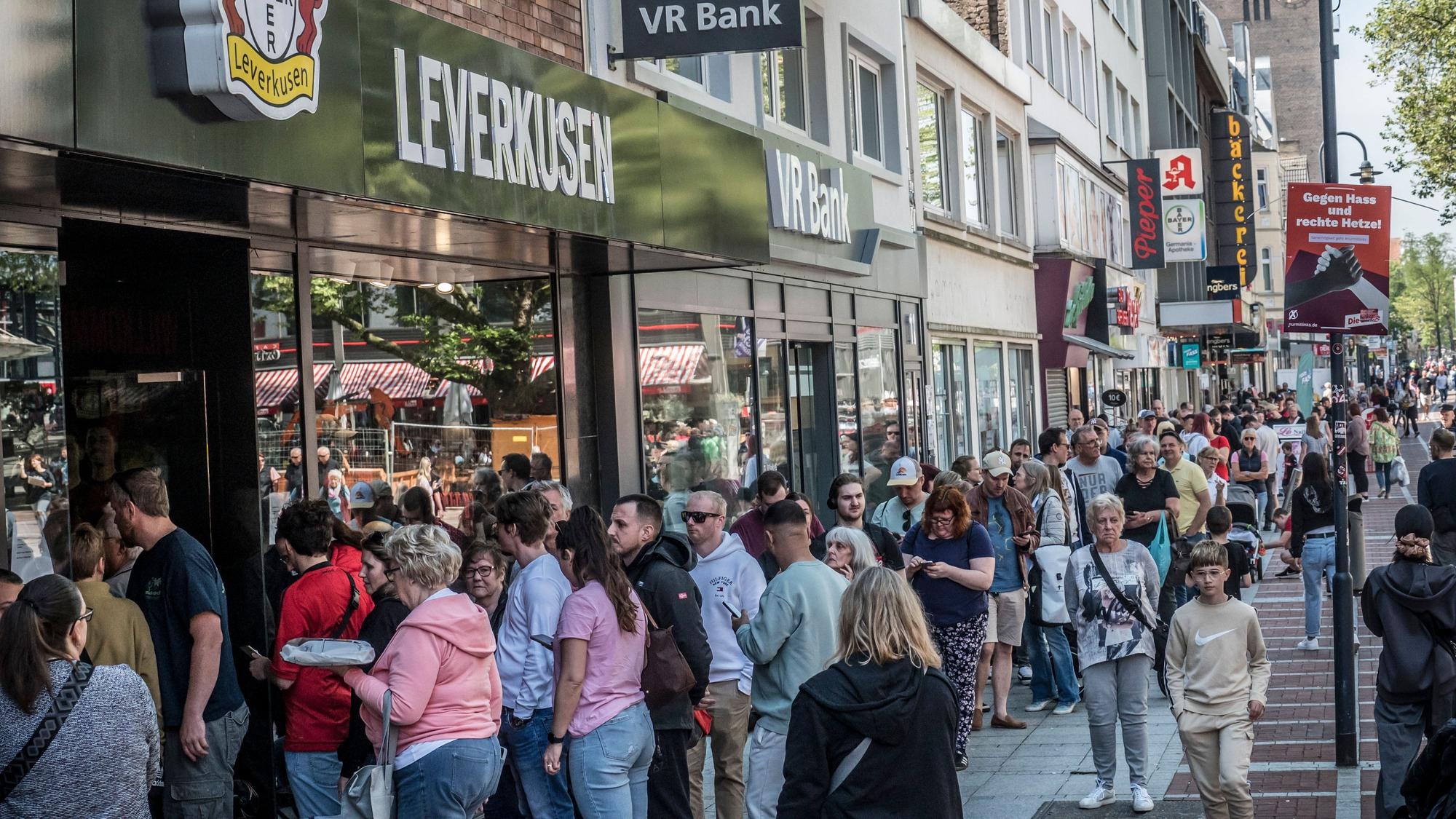 Solche Schlangen, wie hier für Karten für die große Meisterfeier, wird es in Zukunft in der Wiesdorfer Innenstadt nicht mehr geben.