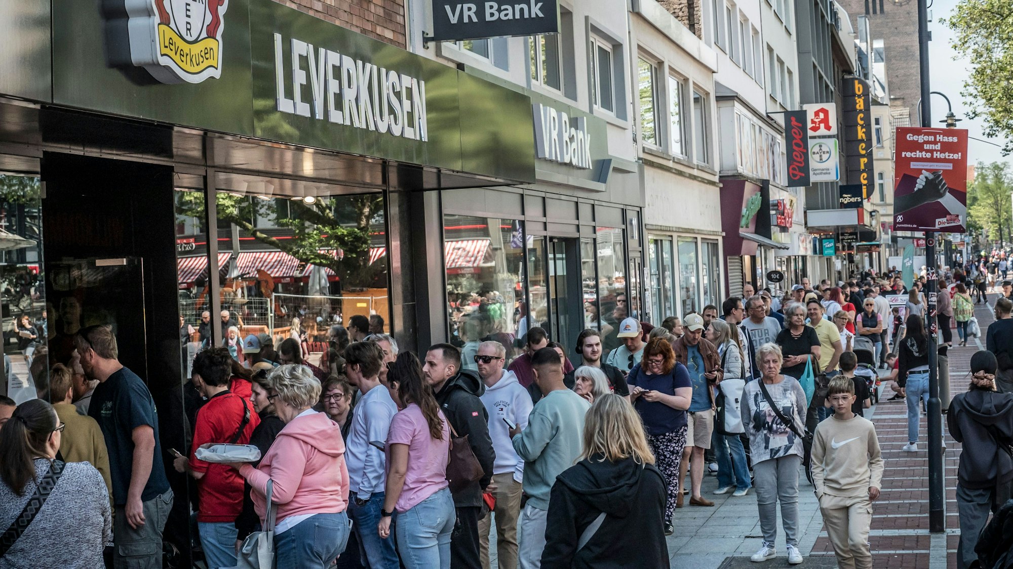 Solche Schlangen, wie hier für Karten für die große Meisterfeier, wird es in Zukunft in der Wiesdorfer Innenstadt nicht mehr geben.