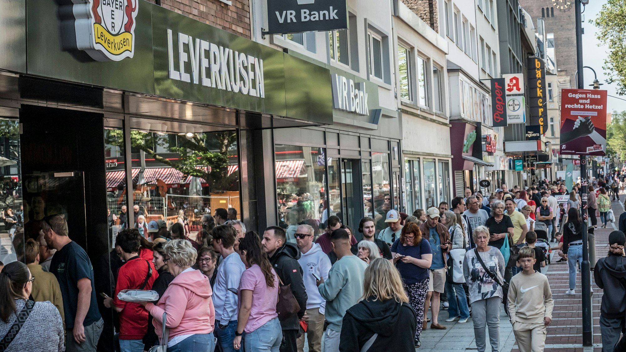 Fans (Clubmitglider) stehen in einer Schlange bis zum Merzenich für Karten für die große Feier im Stadion an  Foto: Ralf Krieger