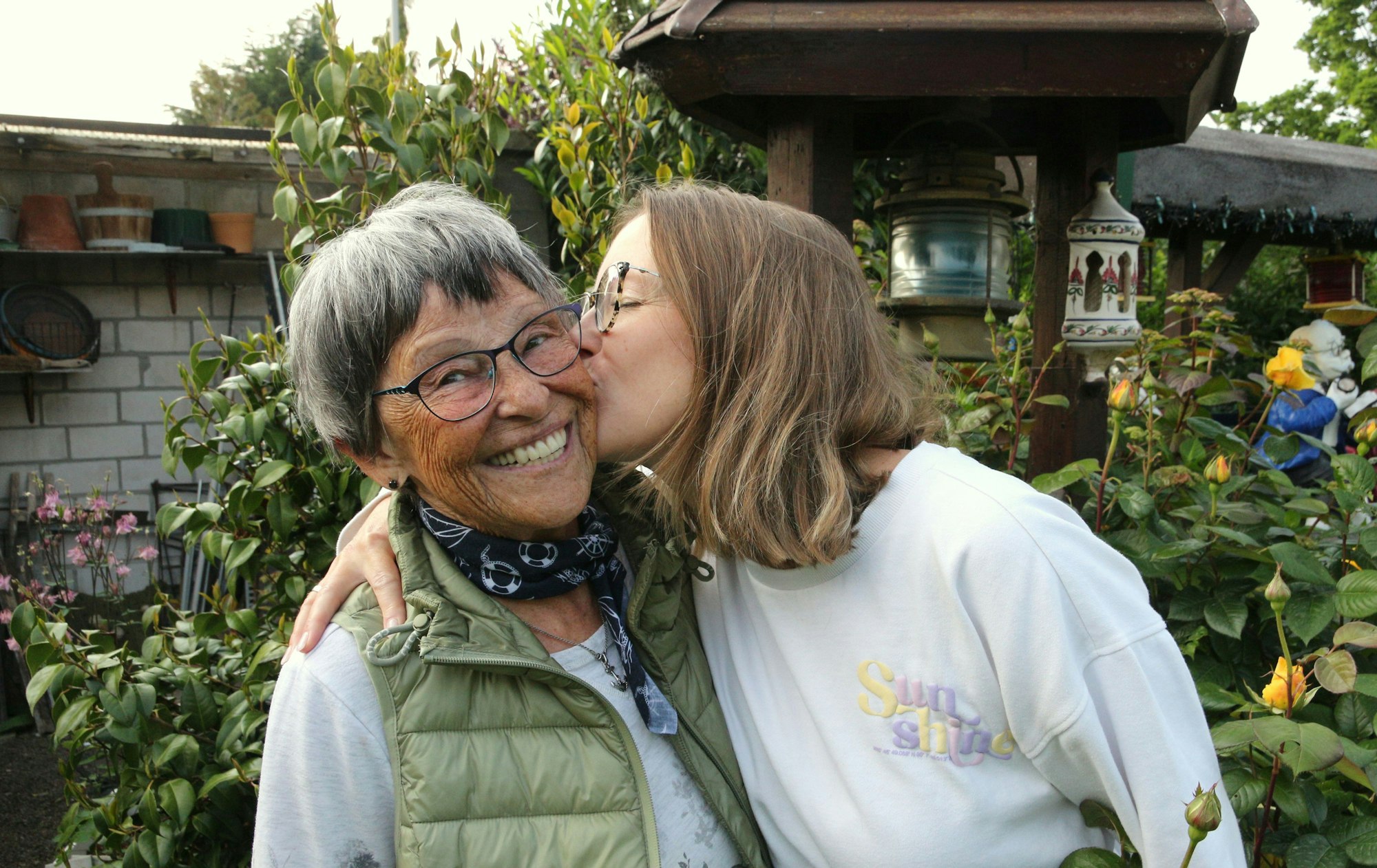 Das Bild zeigt Sonja Mainz (44) und Irene Zbiek (82) aus Pulheim-Sinnersdorf.