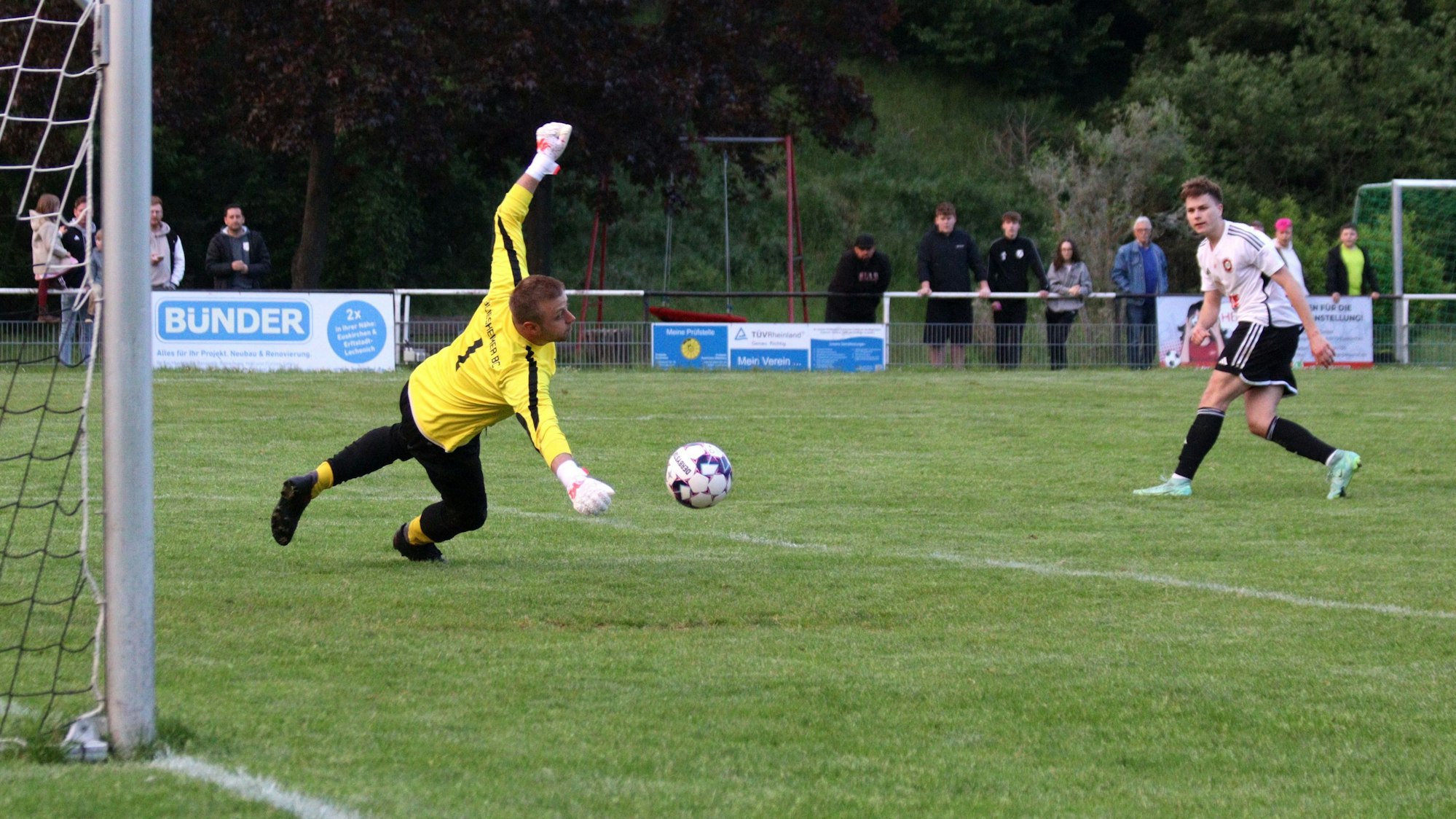 Ein Frauenberger Stürmer schaut dem Ball nach einem Torschuss hinterher. Der Torwart kann die Kugeln nicht mehr erreichen.