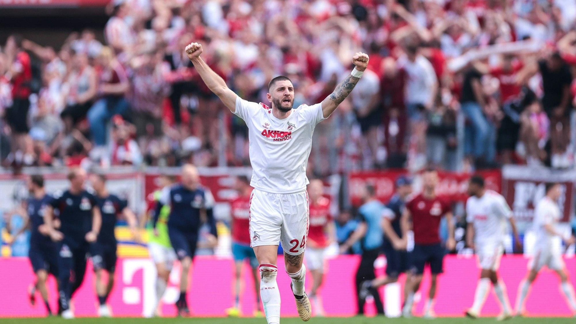 Julian Chabot bejubelt den Last-Minute-Siegtreffer von Damion Downs.