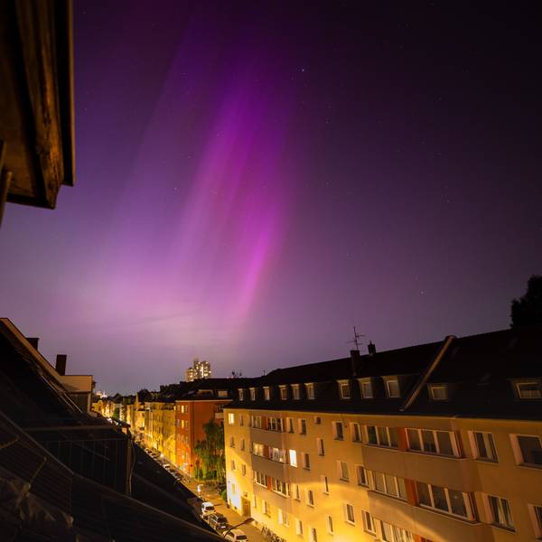 Polarlichter (Aurora Borealis) sind am Nachthimmel über Köln zu sehen. Nach einem starken Sonnensturm ist das Naturphänomen in ganz Europa sichtbar.
