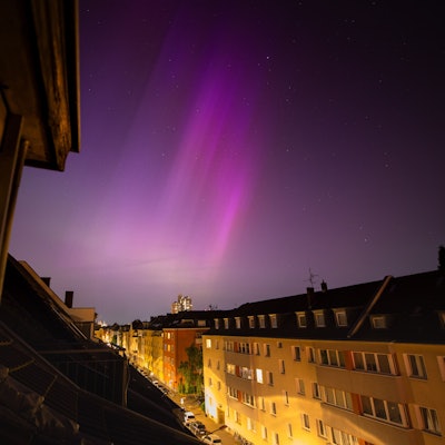 Polarlichter (Aurora Borealis) sind am Nachthimmel über Köln zu sehen. Nach einem starken Sonnensturm ist das Naturphänomen in ganz Europa sichtbar.
