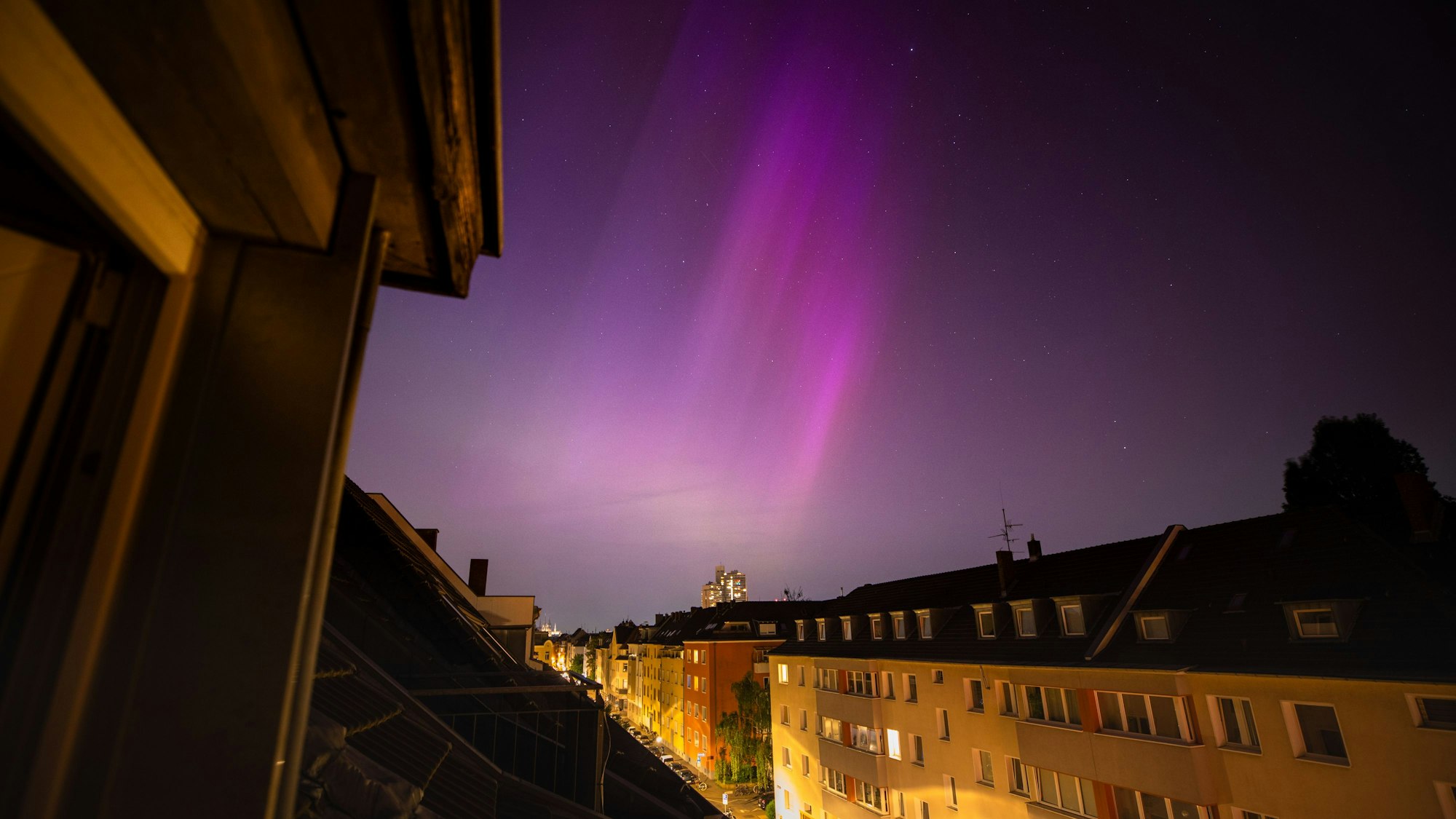Am 11. Mai waren die Polarlichter aufgrund eines starken Sonnensturms am Nachthimmel über Köln und der Region zu sehen.