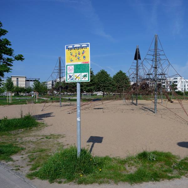 Ein Spielplatz liegt auf dem Gelände des Bürgerparks in Köln-Kalk. Eine Dreijährige verschwand hier am Freitagabend. Sie wurde am Samstag in der Wohnung eines Mannes aufgefunden.