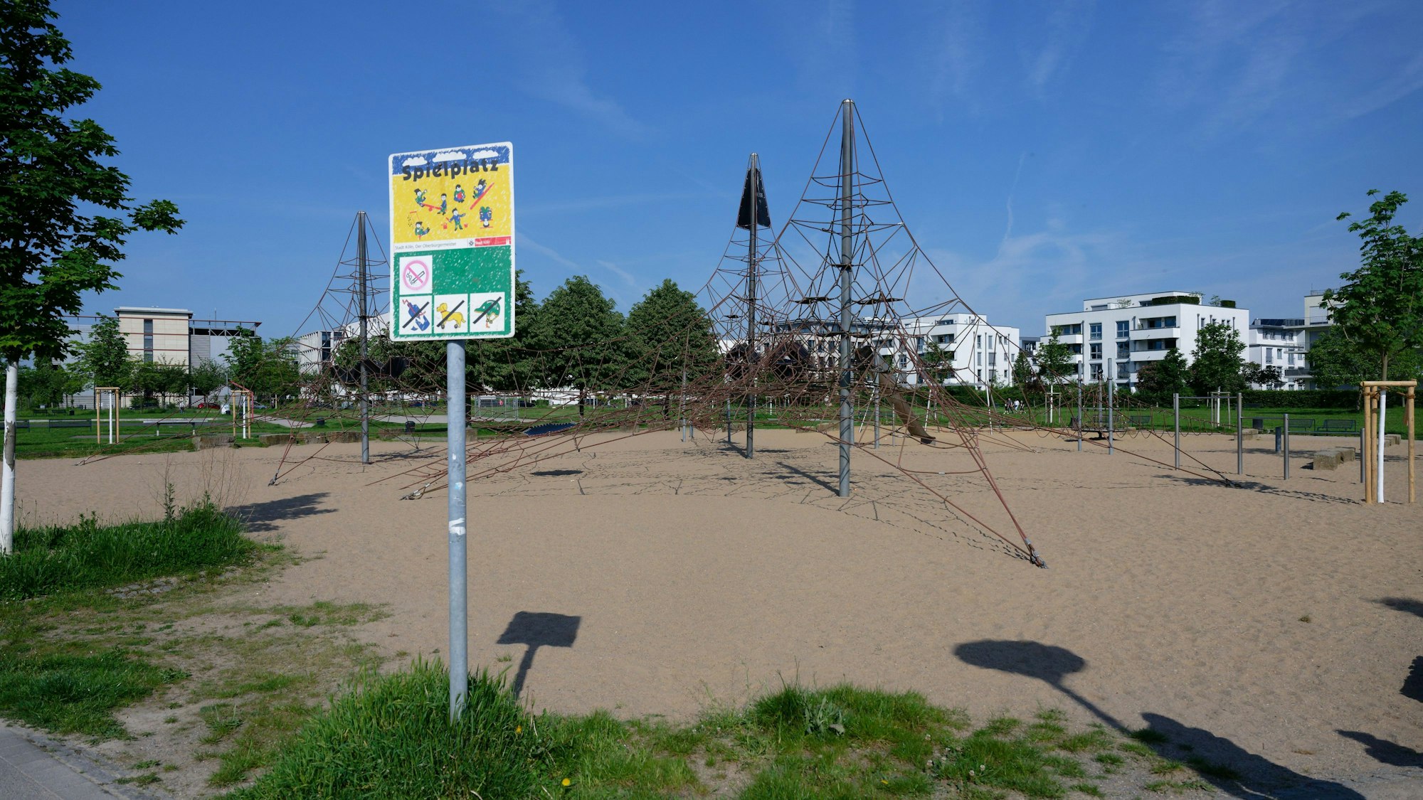 Ein Spielplatz liegt auf dem Gelände des Bürgerparks in Köln-Kalk.
