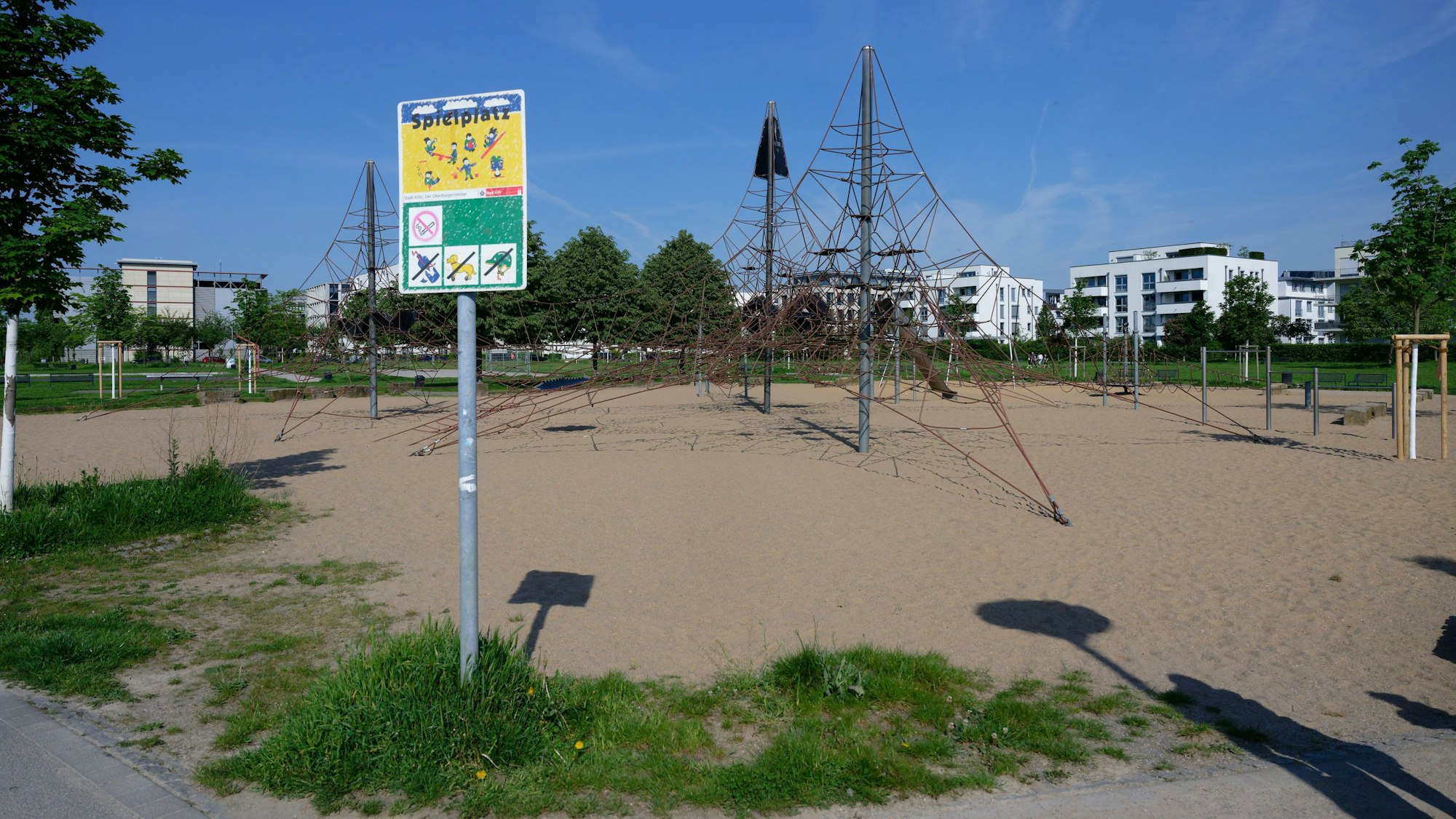 Ein Spielplatz liegt auf dem Gelände des Bürgerparks in Köln-Kalk. Eine Dreijährige verschwand hier am Freitagabend. Sie wurde am Samstag in der Wohnung eines Mannes aufgefunden.