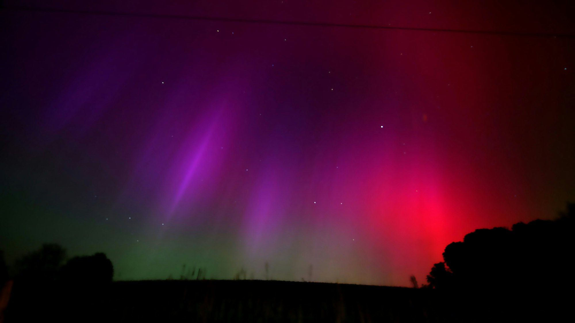 Dass Polarlichter am Nachthimmel in Oberberg leuchten, ist selten. In der Nacht von Freitag auf Samstag war das Himmelsspektakel aber zu sehen und unserem Leser Karsten Sengebusch gelang diese farbenprächtige Aufnahme der Aurora borealis über Lindlar.