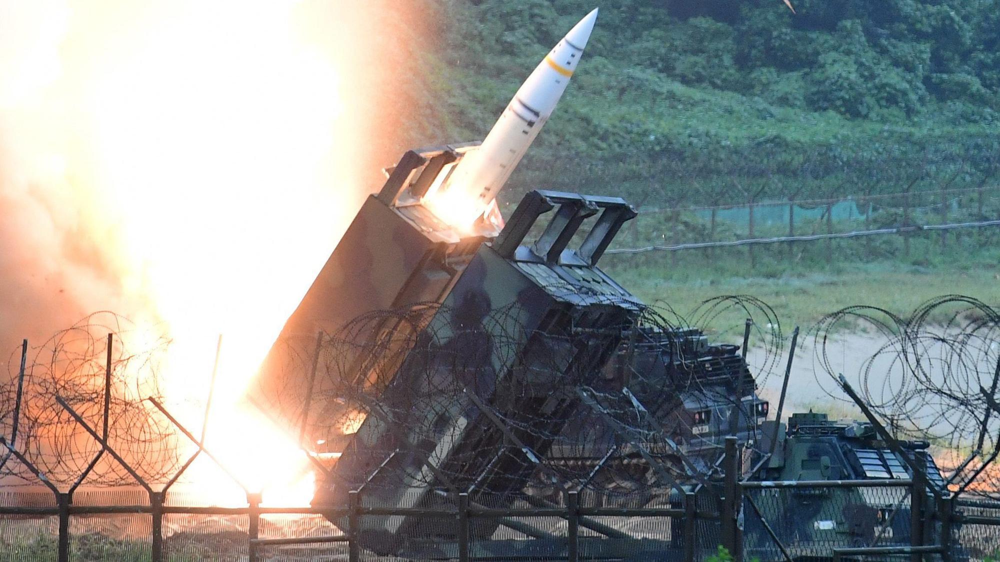 Eine Einheit der US-Armee feuert eine Artillerie-Kurzstreckenrakete vom Typ ATACMS ab. (Archivbild)