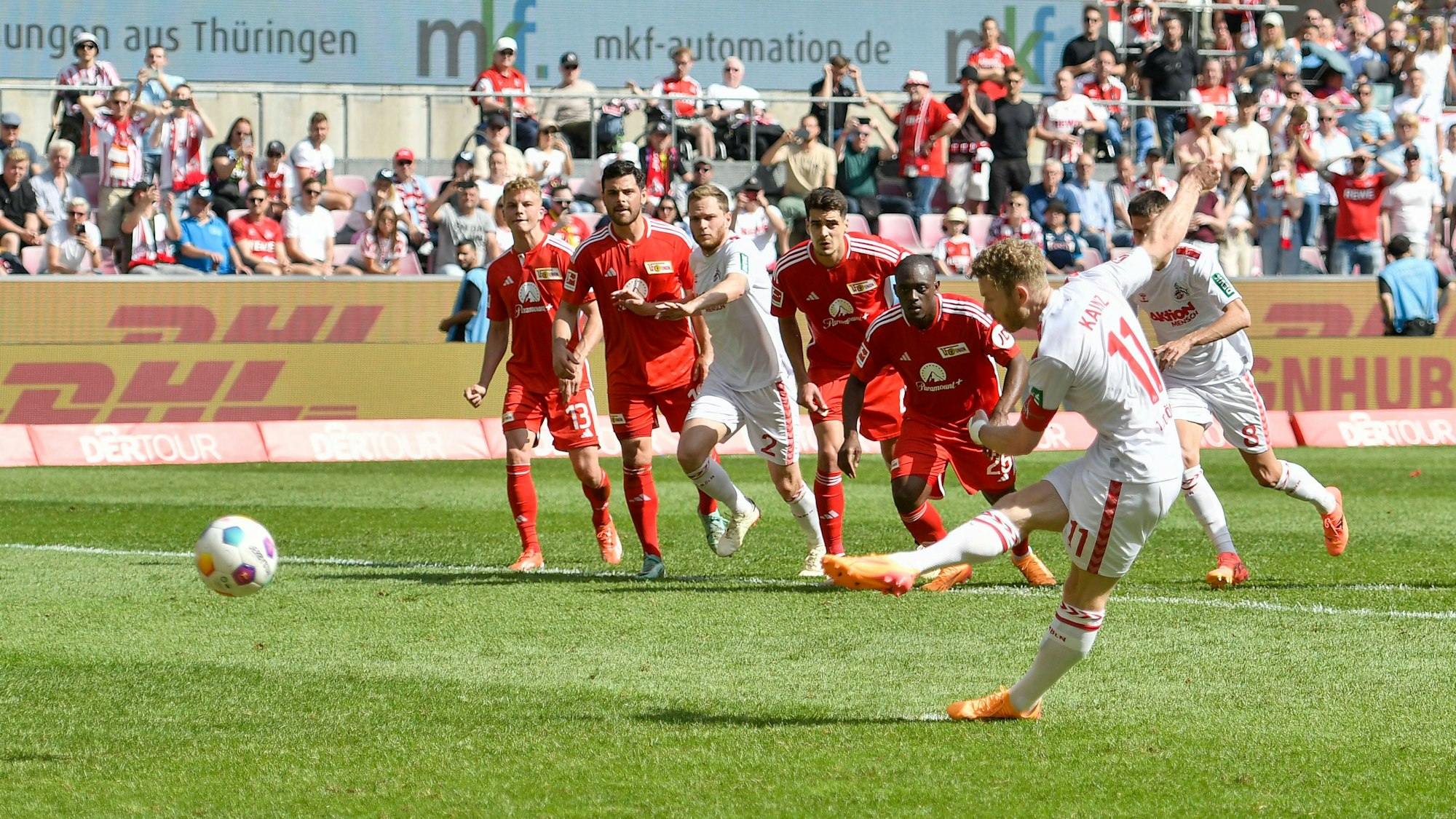 Kölns Kapitän Florian Kainz erzielt das Tor zum 1:2 durch einen Elfmeter.