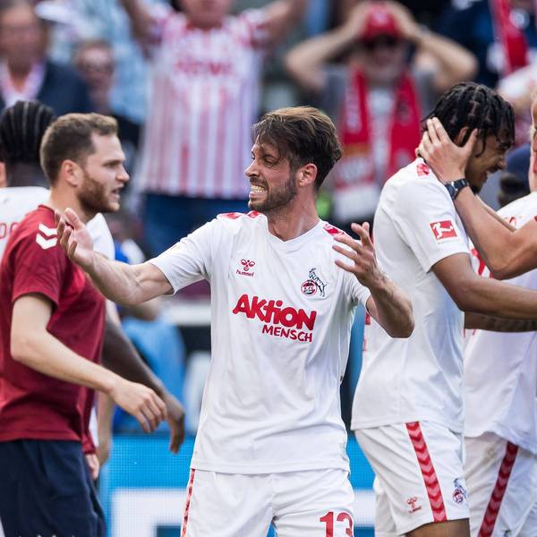 Kölner Jubeltraube nach dem 3:2 durch Damion Downs.