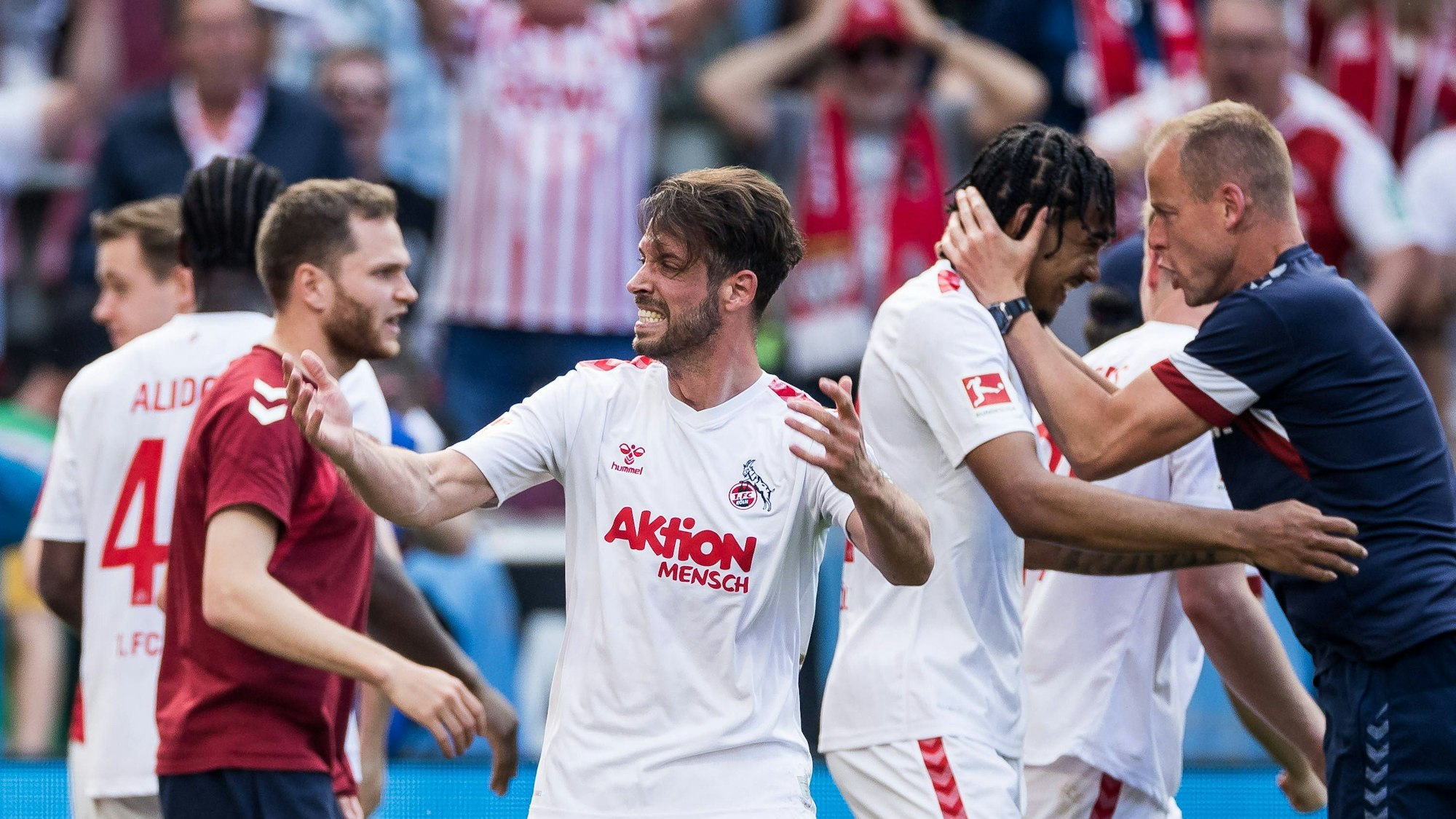 Kölner Jubeltraube nach dem 3:2 durch Damion Downs.