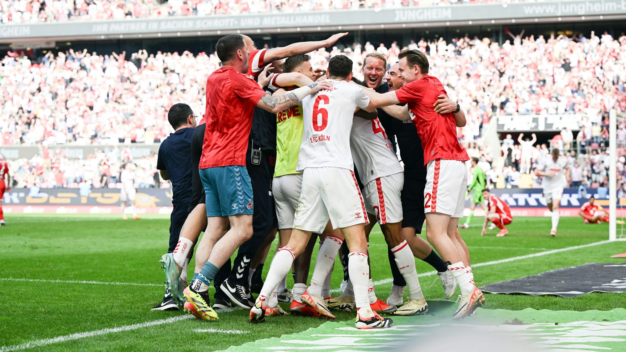Trainer Timo Schultz mittendrin: Kölns Spieler bejubeln das Tor zum 3:2.