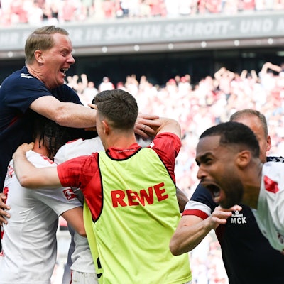 Trainer Timo Schultz (oben) und die Mannschaft des 1. FC Köln bejubeln das Tor zum 3:2.