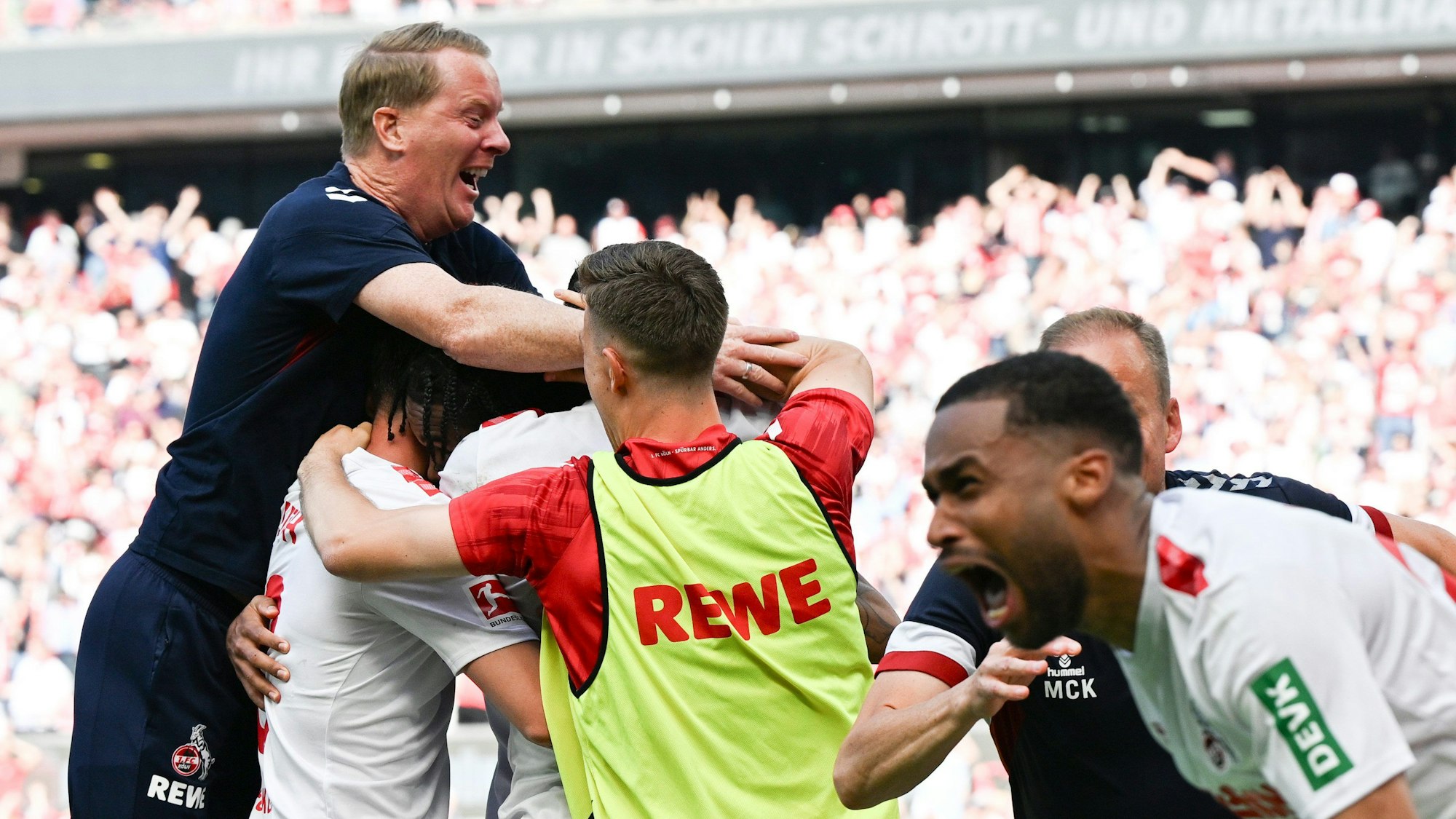 Trainer Timo Schultz (oben) und die Mannschaft des 1. FC Köln bejubeln das Tor zum 3:2.