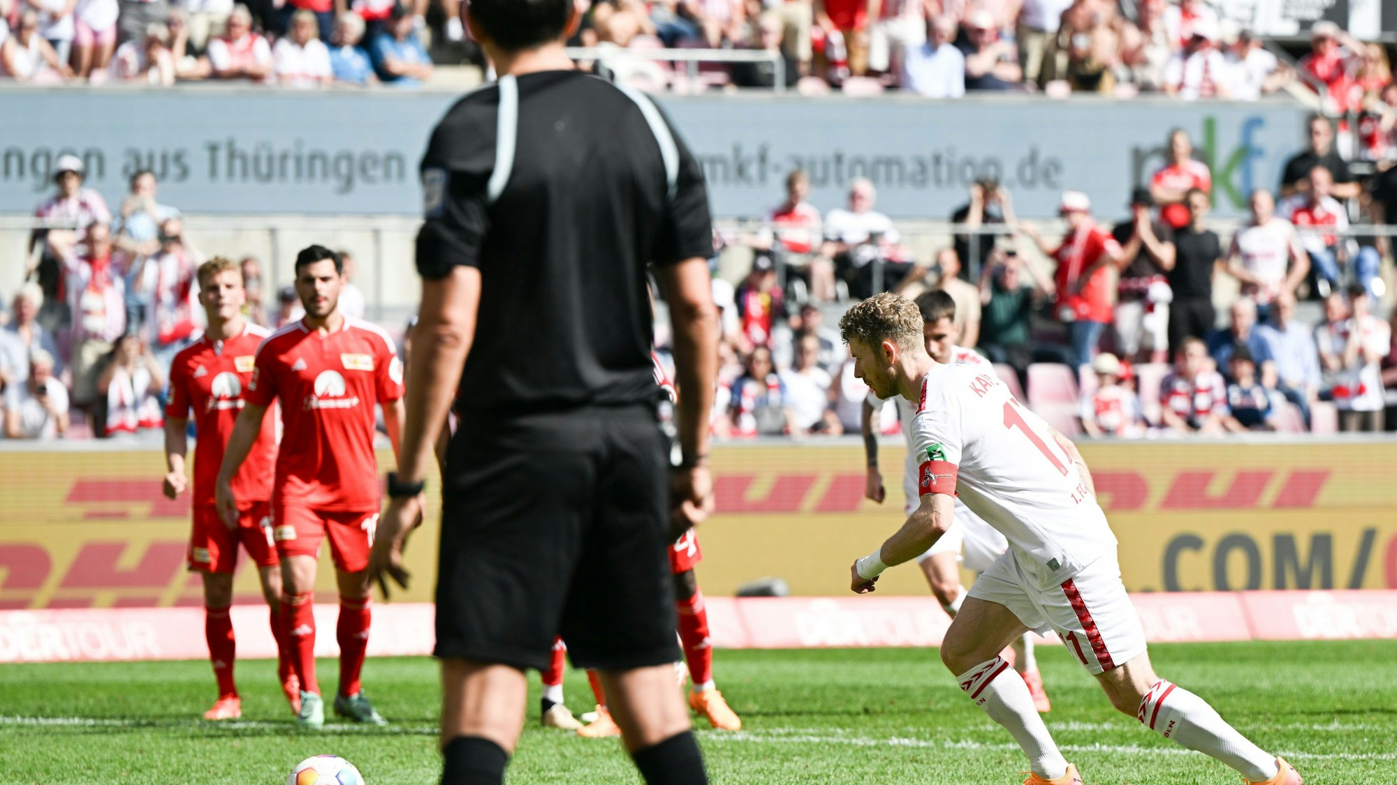 Kölns Florian Kainz (r) erzielt den Treffer zum 1:2 vom Elfmeterpunkt.