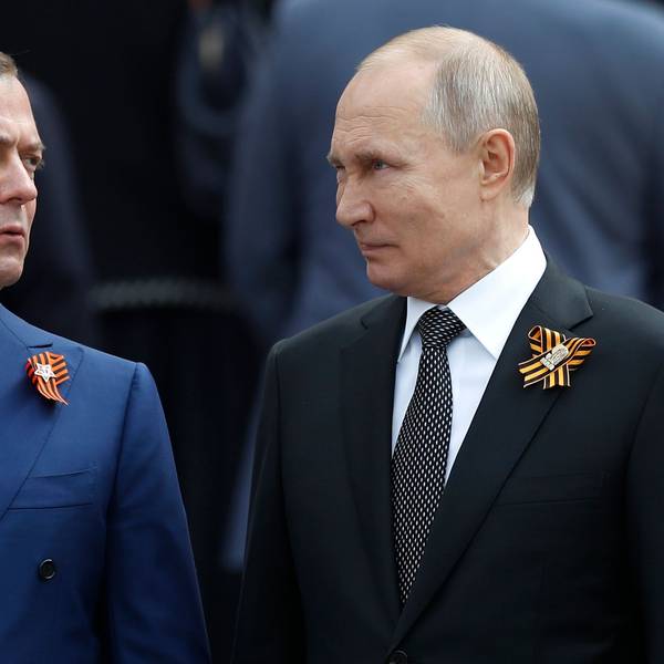 Ex-Präsident Dmitri Medwedew zusammen mit Kremlchef Wladimir Putin. Medwedew hat nun George Clooney indirekt mit Folter gedroht. (Archivbild)