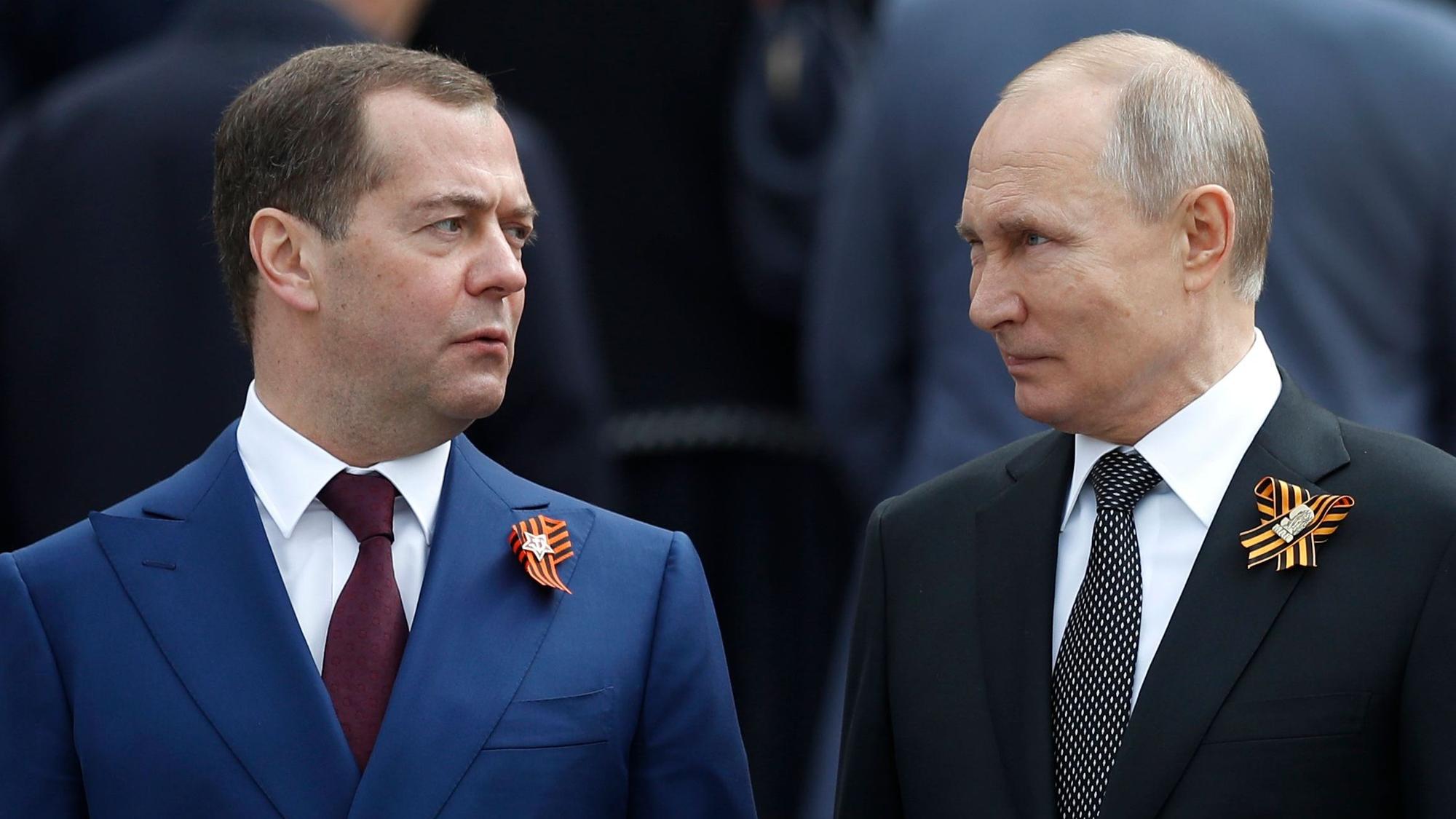 Ex-Präsident Dmitri Medwedew zusammen mit Kremlchef Wladimir Putin. Medwedew hat nun George Clooney indirekt mit Folter gedroht. (Archivbild)