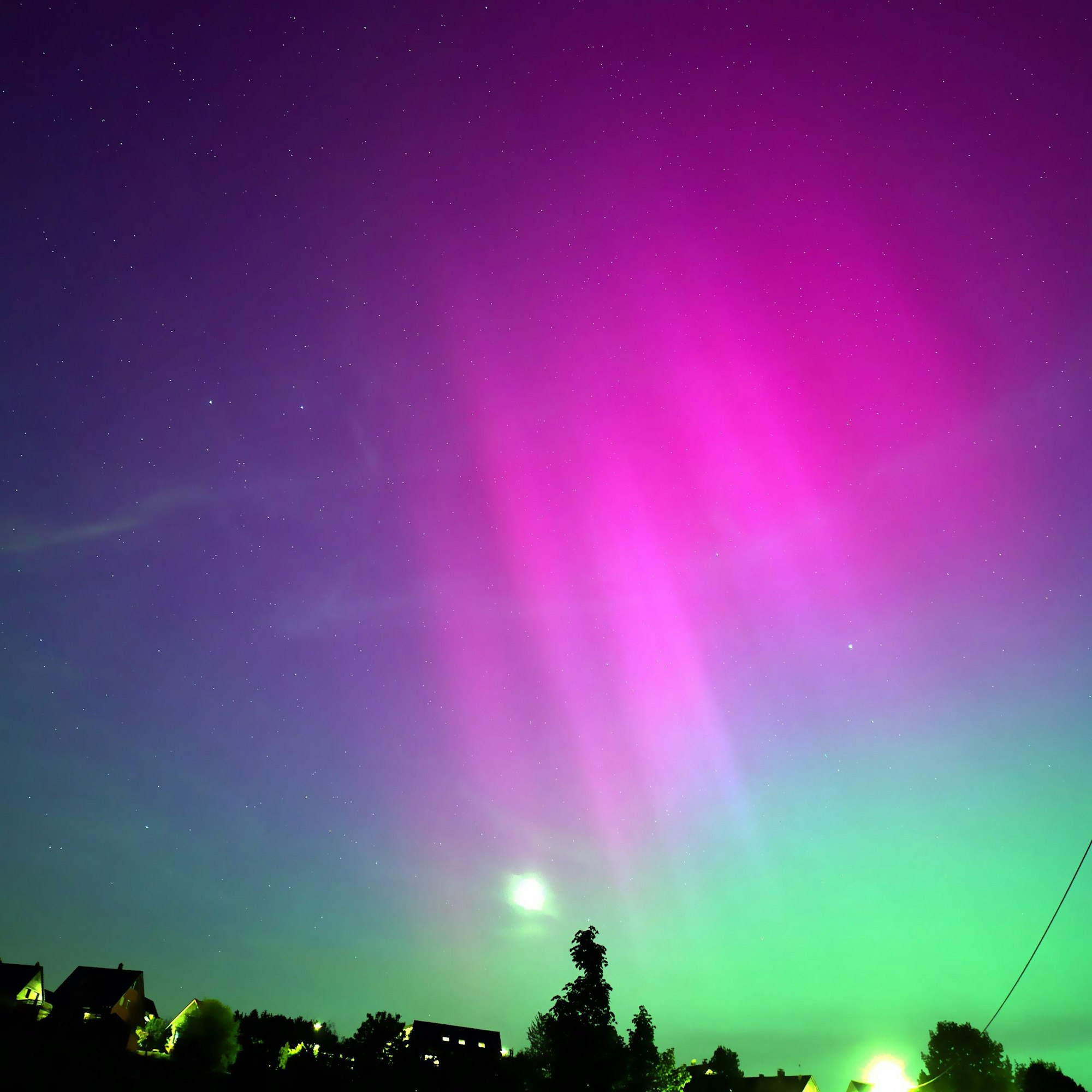 Das Polarlicht entsteht durch elektrisch geladene Teilchen des Sonnenwinds, die auf die Erdatmosphäre treffen. Dass sie in südlichen Breiten zu sehen sind, kommt zwar immer wieder vor, ist aber dennoch selten.