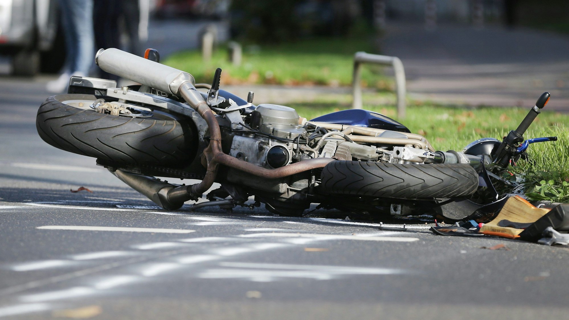Ein Motorrad liegt nach einem Unfall auf der Straße. (Symbolbild)