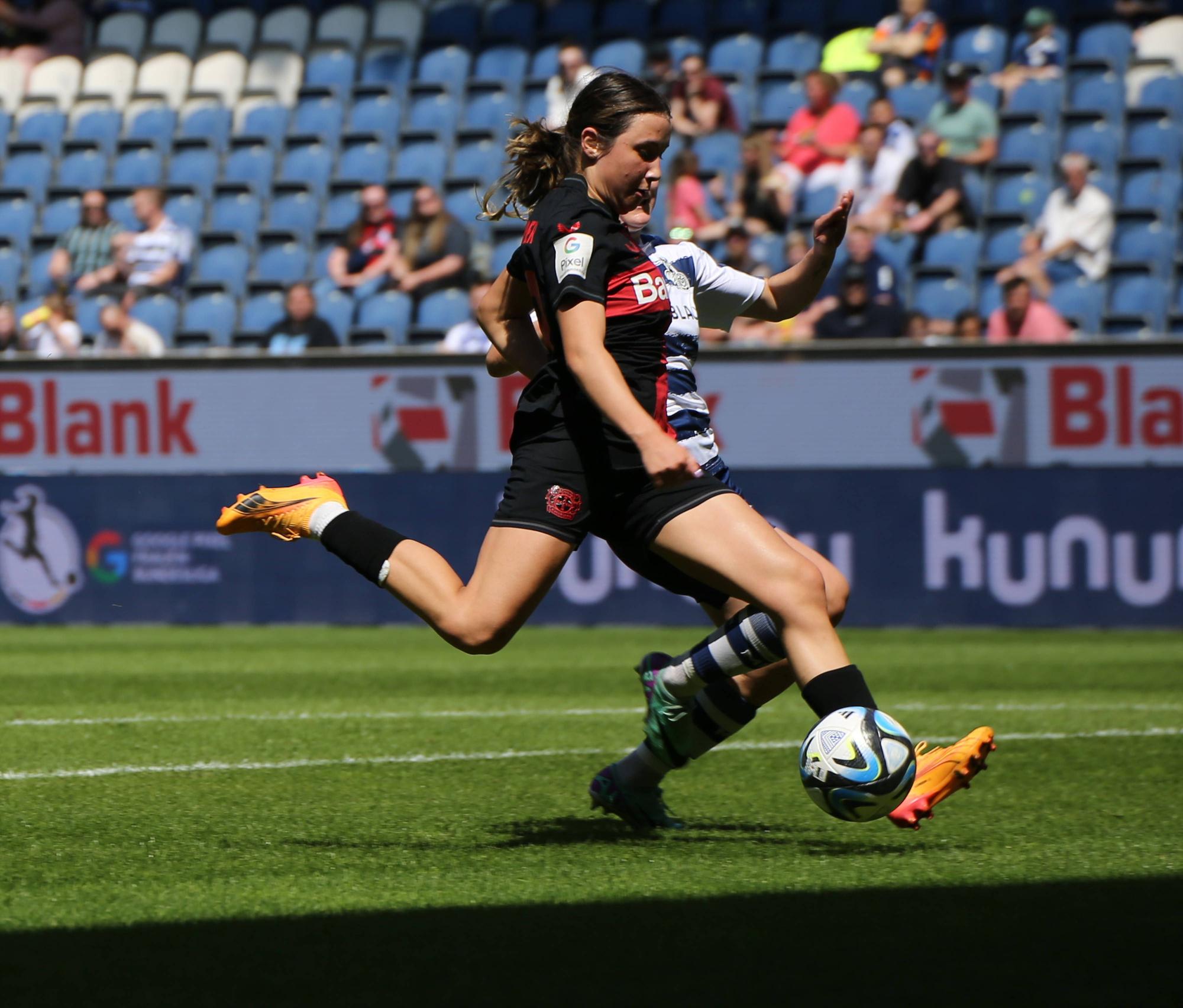 11.05.2024, xgrfx, Fussball 1.Bundesliga Damen, MSV Duisburg Damen - Bayer 04 Leverkusen emspor, v.l. Tor, Loreen Bender Bayer Leverkusen DFL/DFB REGULATIONS PROHIBIT ANY USE OF PHOTOGRAPHS as IMAGE SEQUENCES and/or QUASI-VIDEO Duisburg *** 11 05 2024, xgrfx, Fußball 1 Bundesliga Damen, MSV Duisburg Damen Bayer 04 Leverkusen emspor, v l Tor, Loreen Bender Bayer Leverkusen DFL DFB REGULATIONS PROHIBIT ANY USE OF PHOTOGRAPHS as IMAGE SEQUENCES and or QUASI VIDEO Duisburg