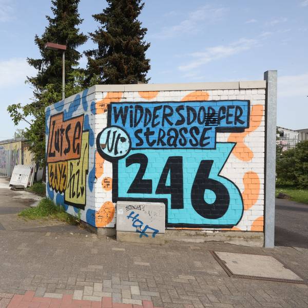 Von der Widdersdorfer Straße aus sieht und hört man den Club. Man hat keinen Zutritt auf das Privatgelände, auf dem sich der neue Club „Fi“ verbirgt.