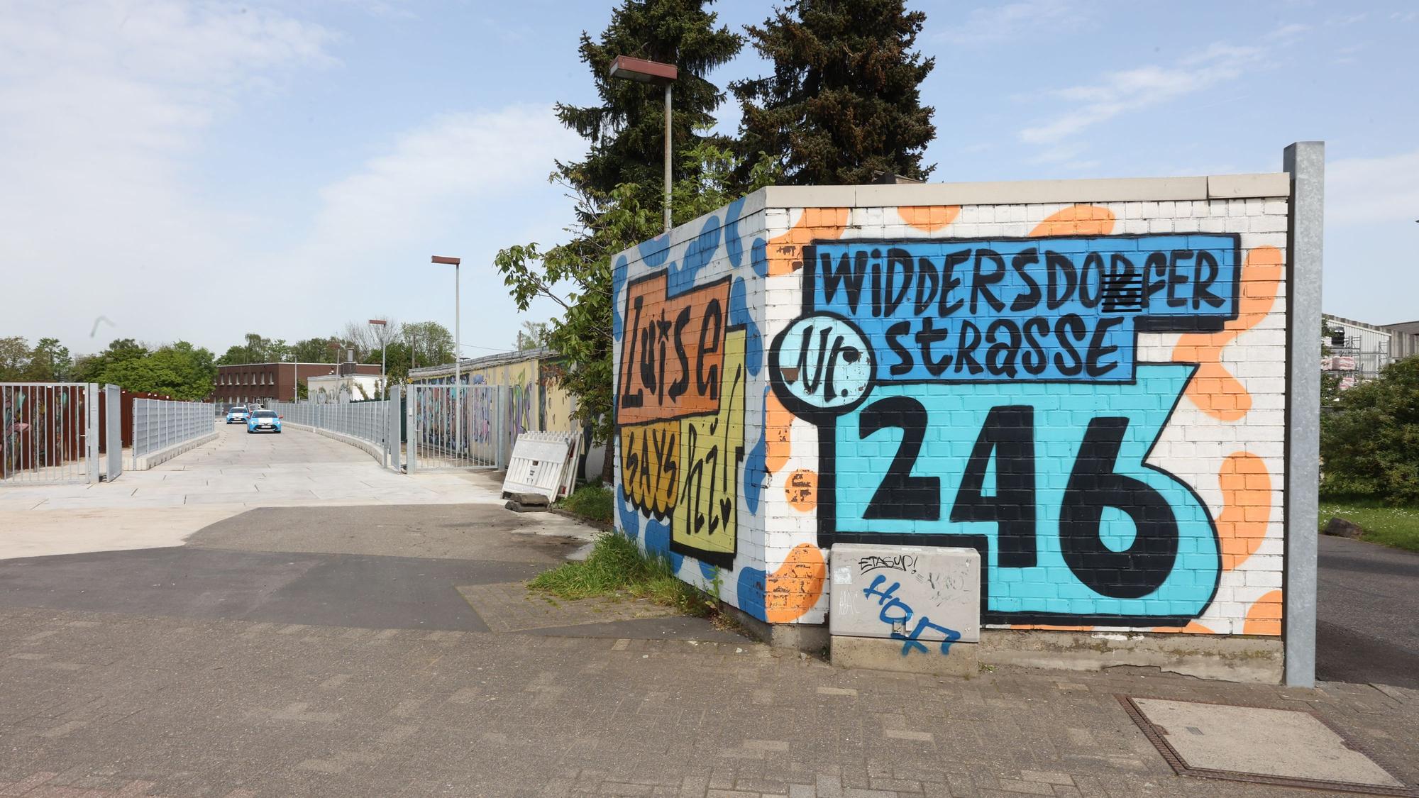 Von der Widdersdorfer Straße aus sieht und hört man den Club. Man hat keinen Zutritt auf das Privatgelände, auf dem sich der neue Club „Fi“ verbirgt.