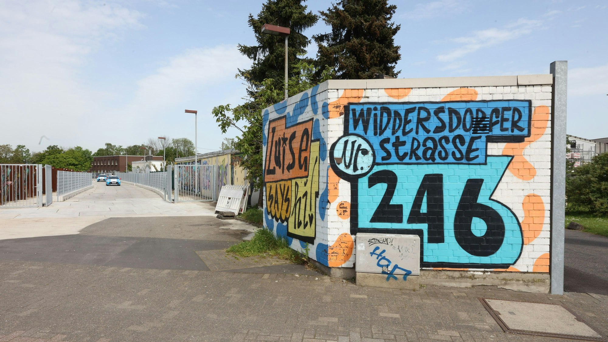Von der Widdersdorfer Straße aus sieht und hört man den Club. Man hat keinen Zutritt auf das Privatgelände, auf dem sich der neue Club „Fi“ verbirgt.