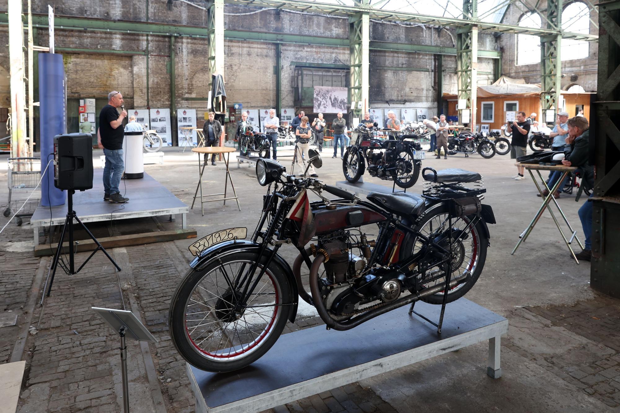 Fans feiern das 100-jährige Bestehen der Motorrad-Marke Imperia, die ab 1924 wenige Jahre in Kalk ansässig war. Die Feier findet in einer alten Werkshalle statt.
