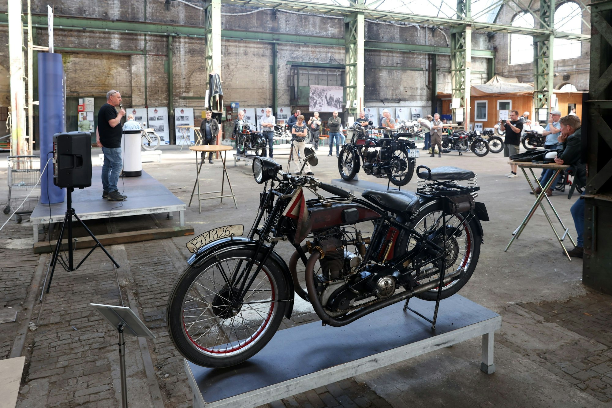 Fans feiern das 100-jährige Bestehen der Motorrad-Marke Imperia, die ab 1924 wenige Jahre in Kalk ansässig war. Die Feier findet in einer alten Werkshalle statt.