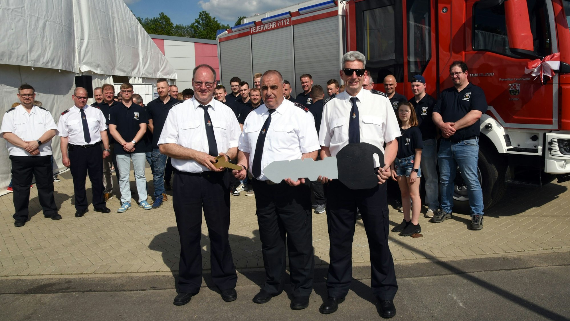Gruppenbild vor einem Feuerwehrwagen