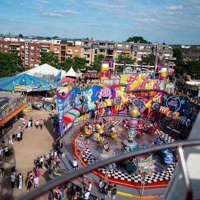 Vom Riesenrad aus kann die Euskirchener Mai-Kirmes von oben betrachtet werden.