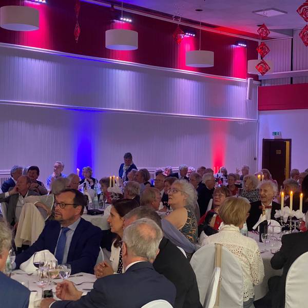 Gäste des Festaktes 60 Jahre Partnerschaft Leichlingen-Marly-le-Roi in der Stadthalle Bergisch Neukirchen
