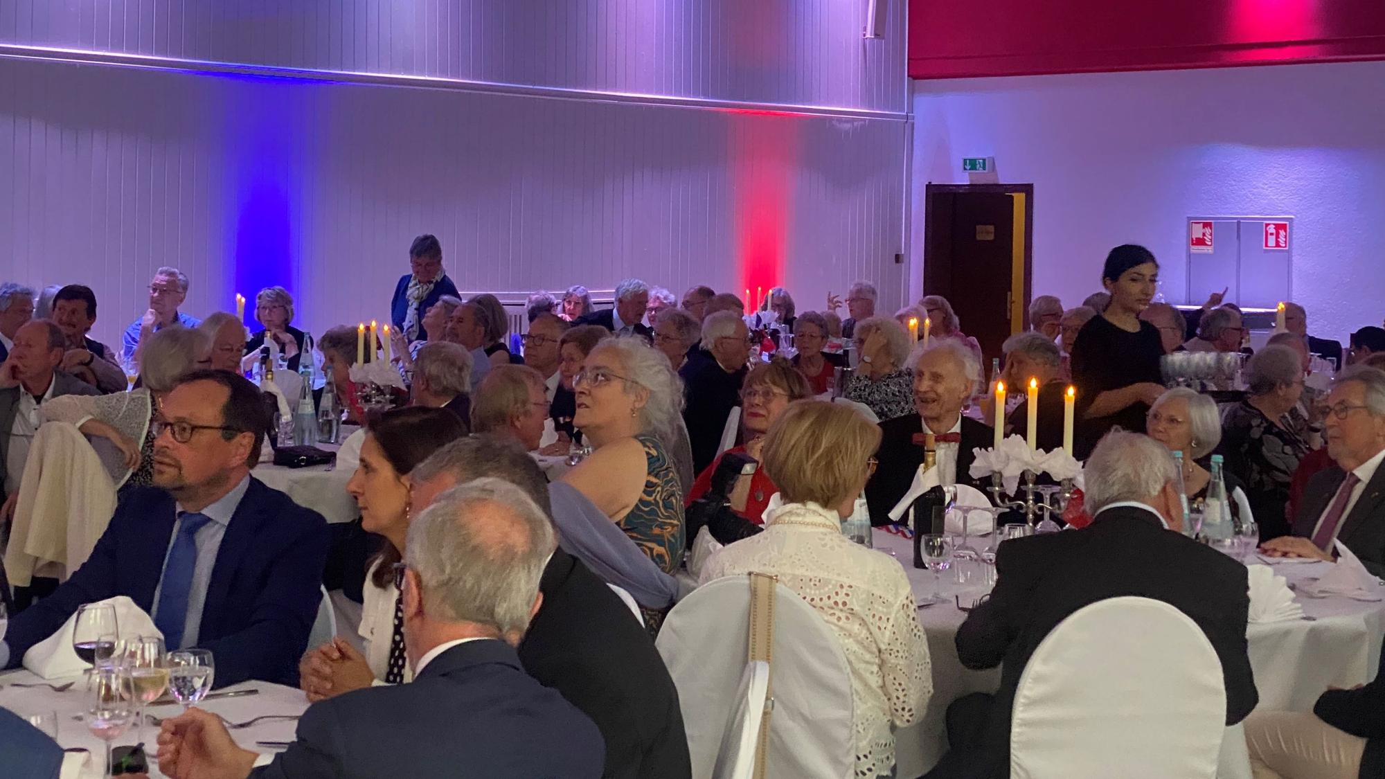 Gäste des Festaktes 60 Jahre Partnerschaft Leichlingen-Marly-le-Roi in der Stadthalle Bergisch Neukirchen