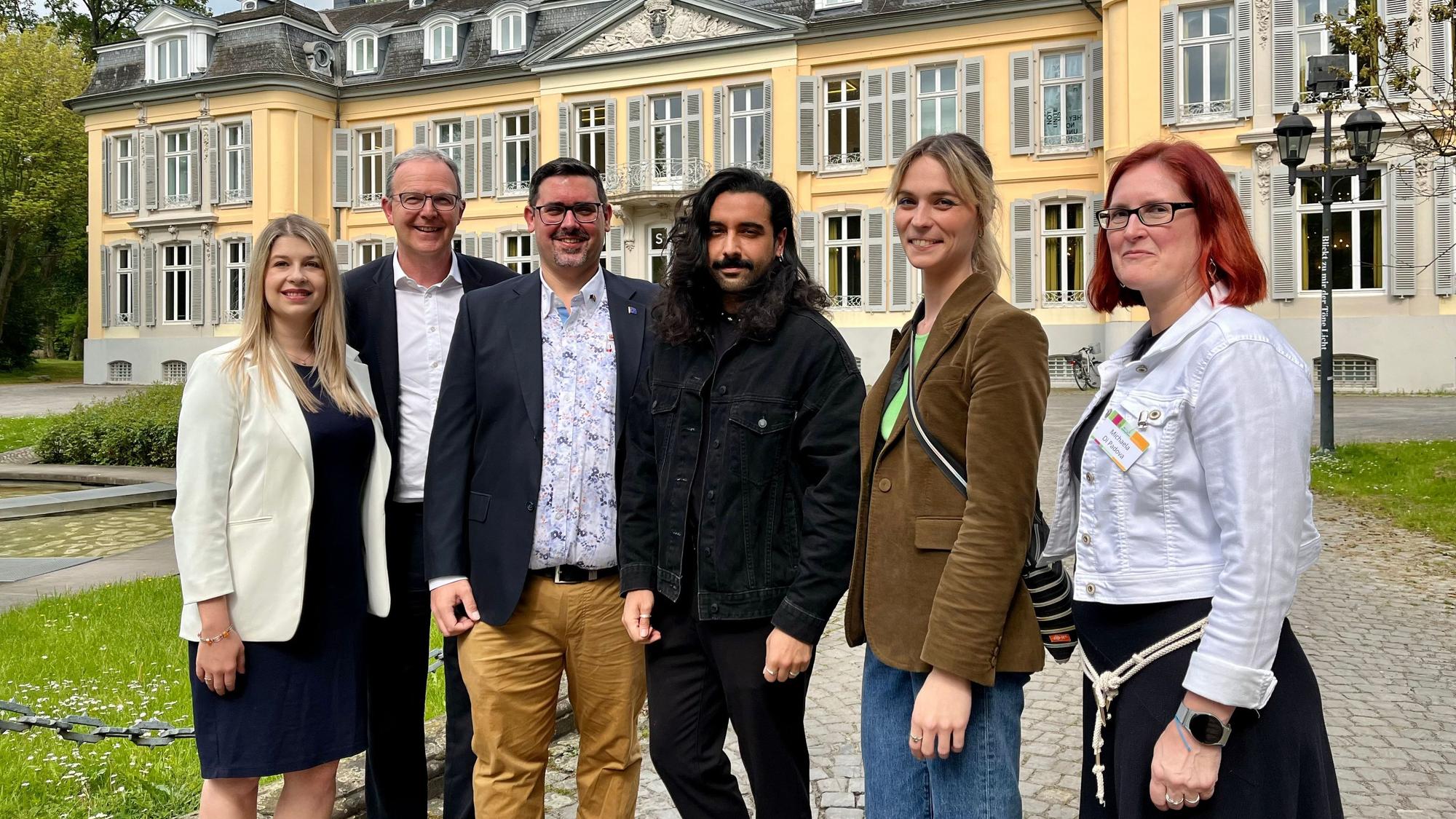 Europa-Diskussion auf Schloss Morsbroich Axel Voss, Marco Sahler, Fardad Hooghoughi, und Nyke Slawik werden von den Organisatorinnen Paloma Krassa und Michaela di Padova eingerahmt.