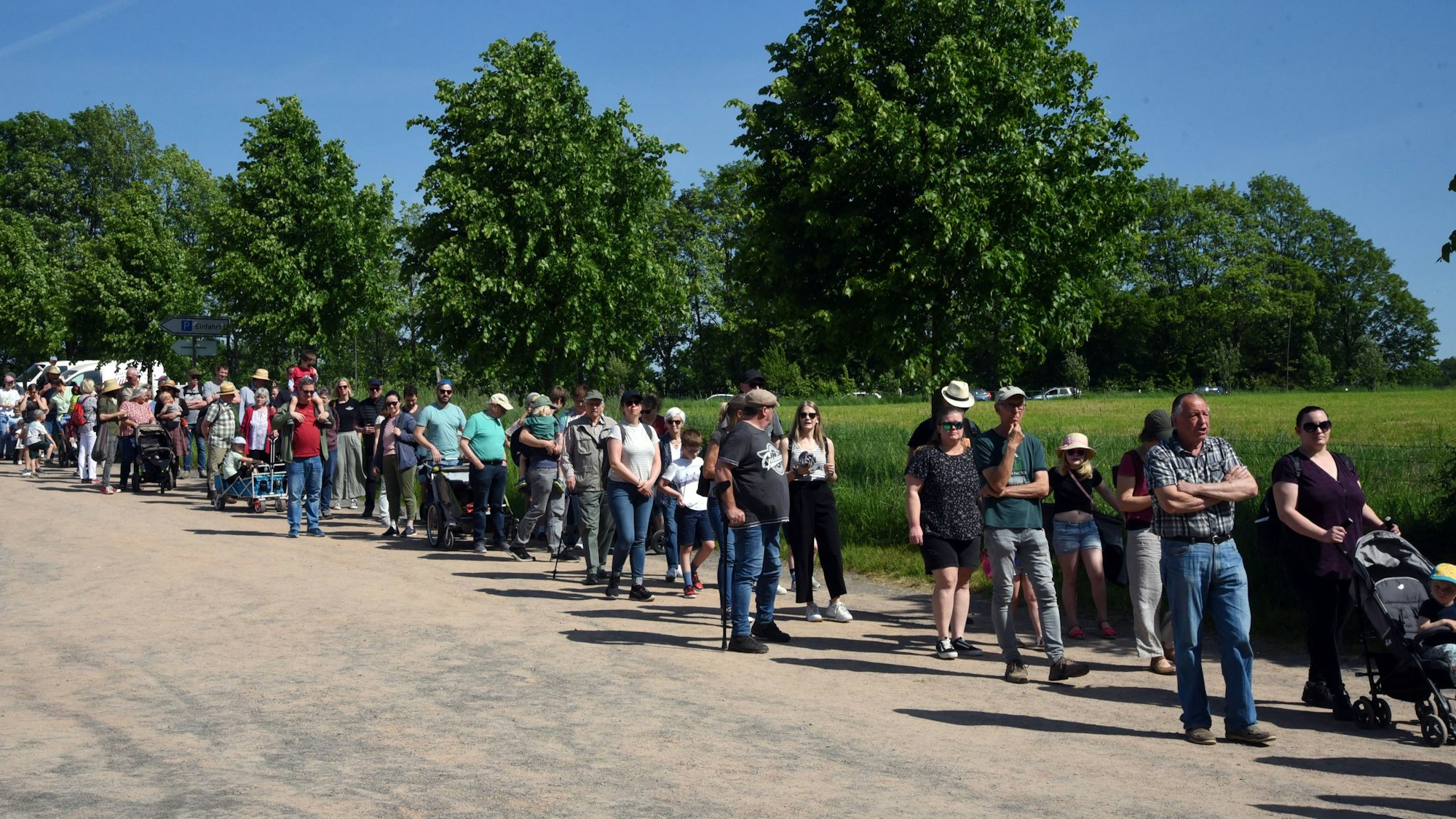 Zu sehen ist eine Menschenschlange