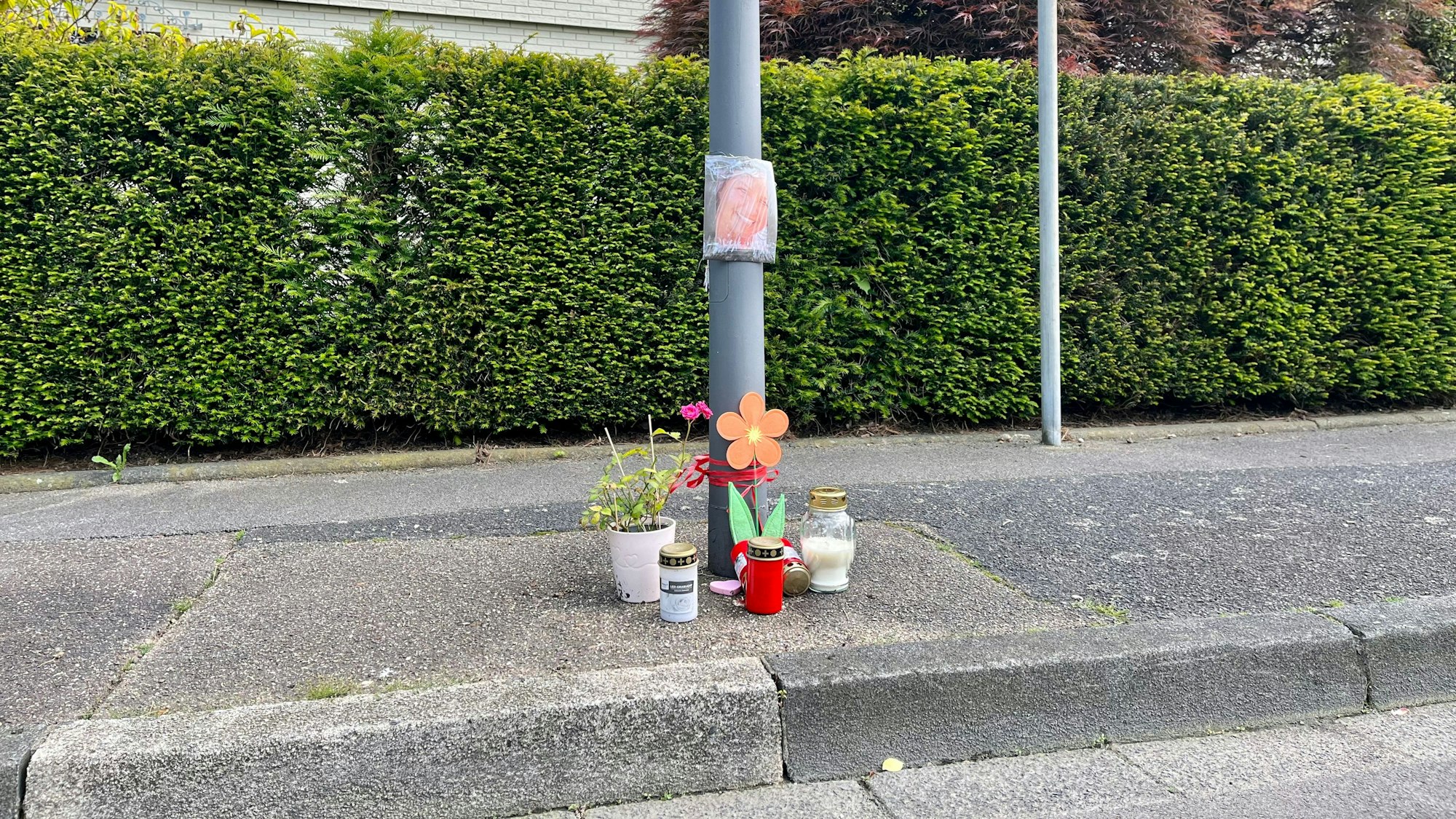 Kerzen , Blumen und ein Foto des Mordopfers Jacqueline E. in der Ilmstraße in Rheindorf