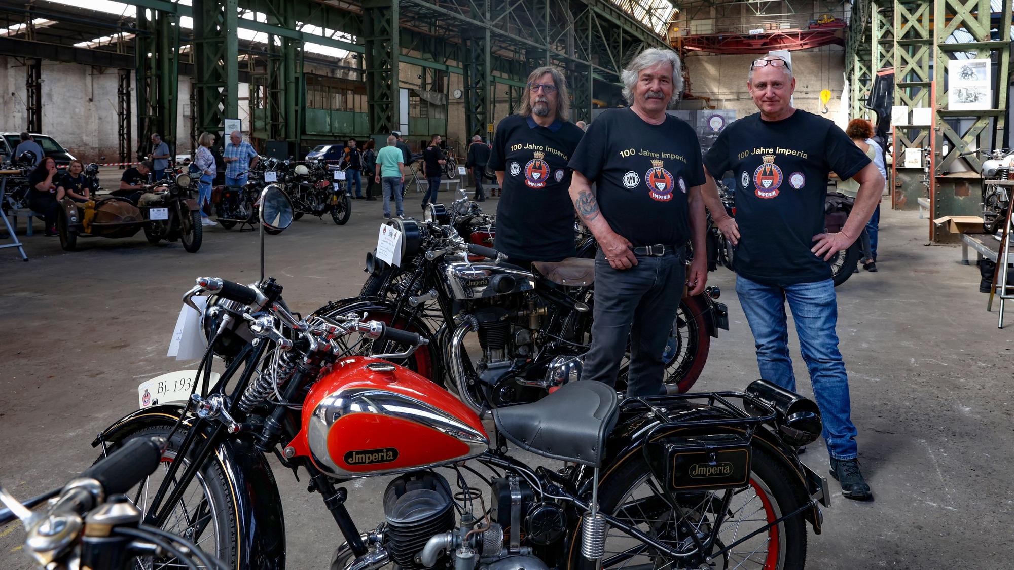 100 Jahre Imperia. Fans feiern das 100-jährige Bestehen der Motorrad-Marke Imperia, die ab 1924 wenige Jahre in Kalk ansässig war. Die Feier findet in einer alten Werkshalle statt.
Matthias Hohlleben, Rolf Erbach und Horst Nordmann