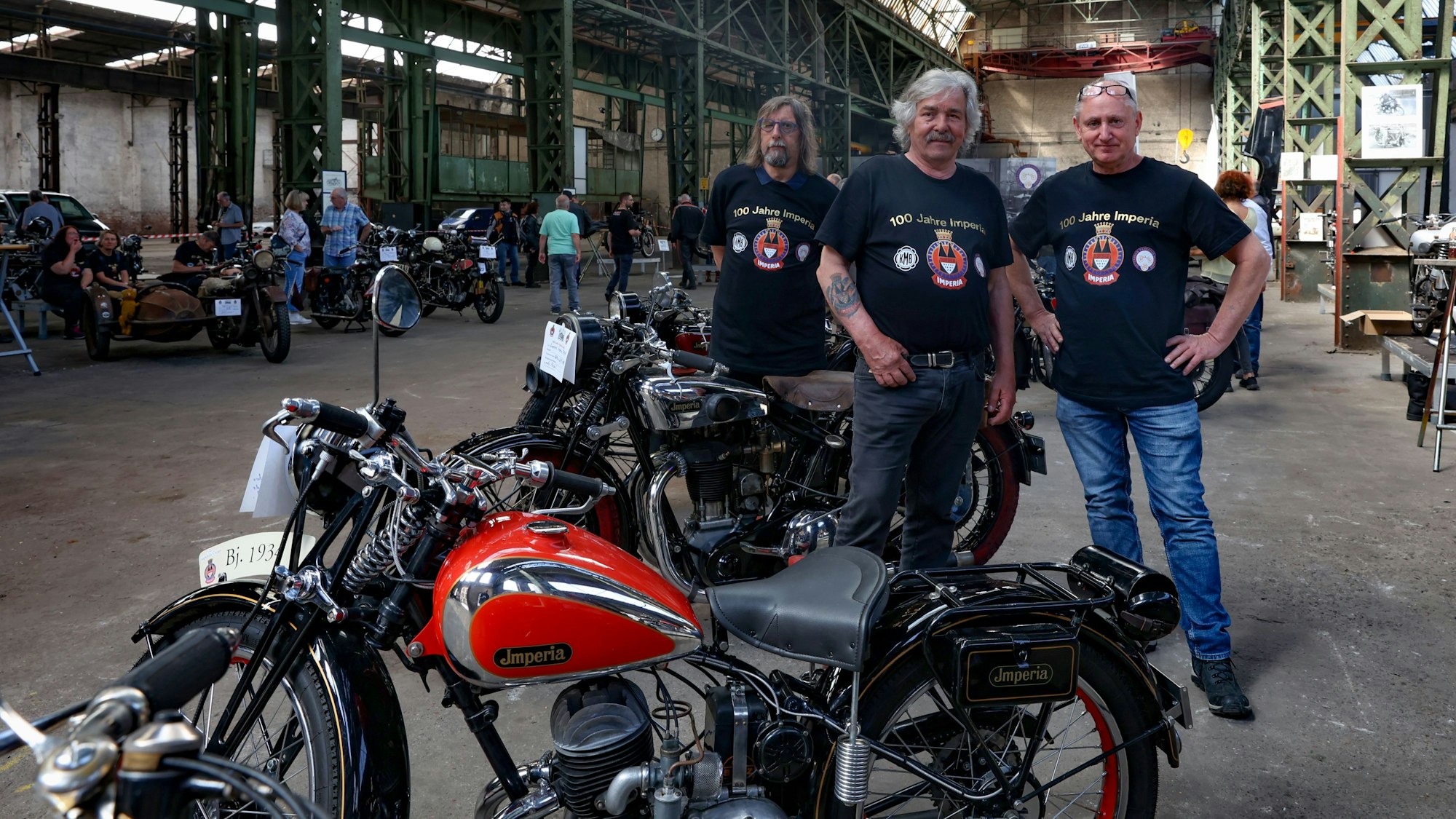 100 Jahre Imperia. Fans feiern das 100-jährige Bestehen der Motorrad-Marke Imperia, die ab 1924 wenige Jahre in Kalk ansässig war. Die Feier findet in einer alten Werkshalle statt.
Matthias Hohlleben, Rolf Erbach und Horst Nordmann