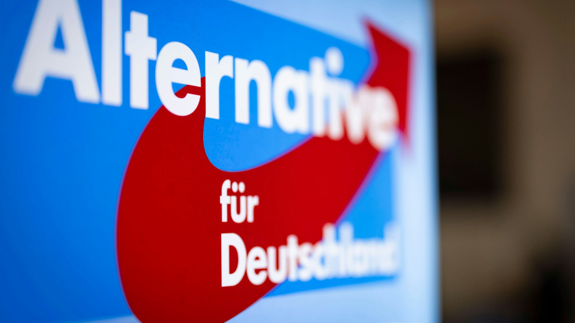 Aufsteller mit dem Schriftzug «Alternative für Deutschland» und dem Logo der AfD.